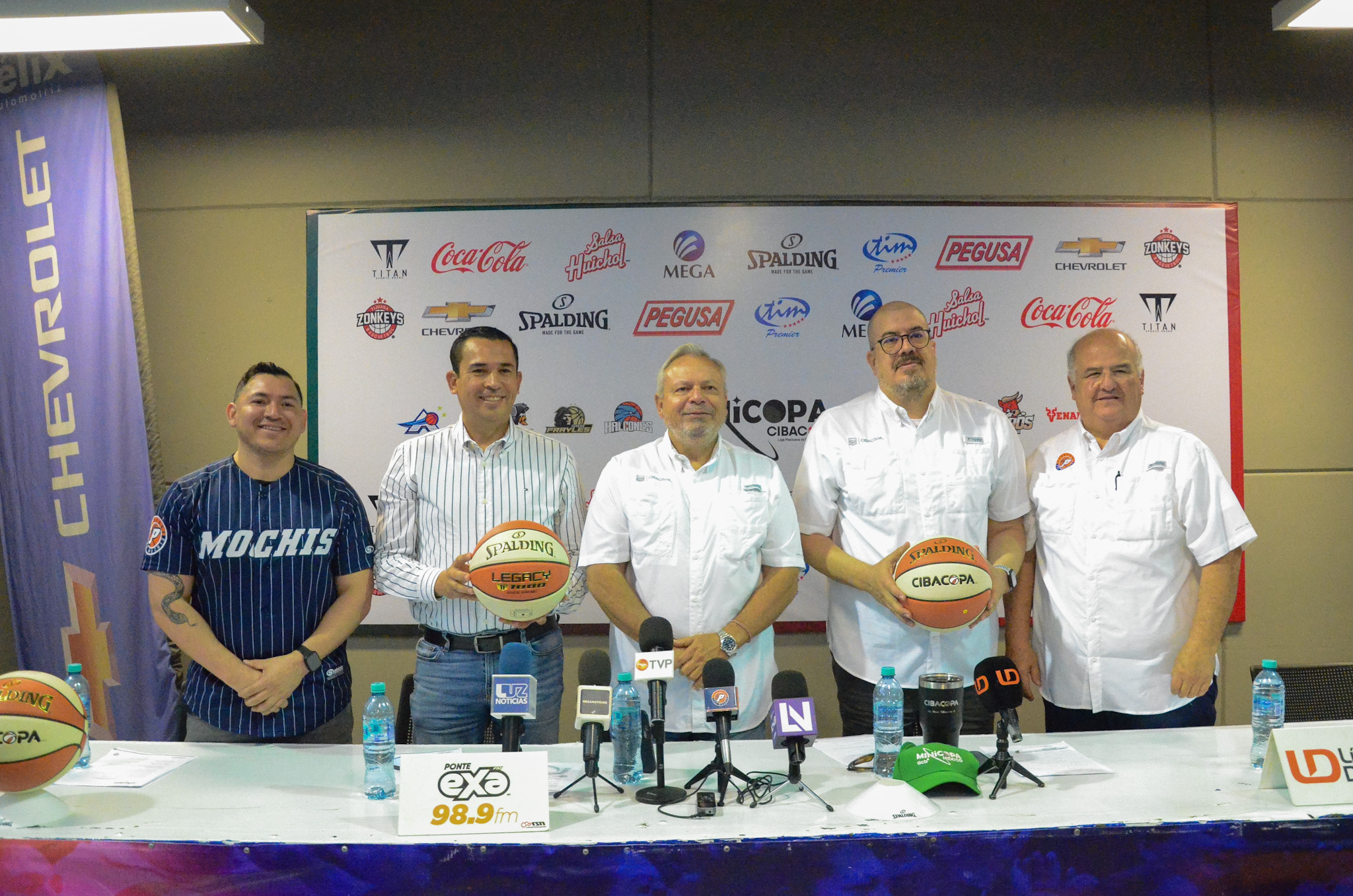 Directivos del CIBACOPA y de Pioneros de Los Mochis dan los pormenores de la MINICOPA.