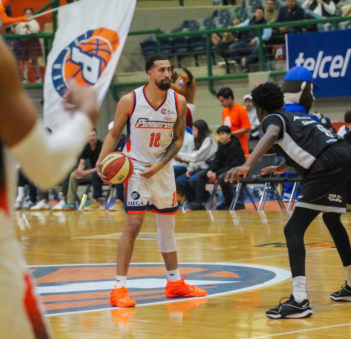 Pioneros tuvo un amargo debut en casa.