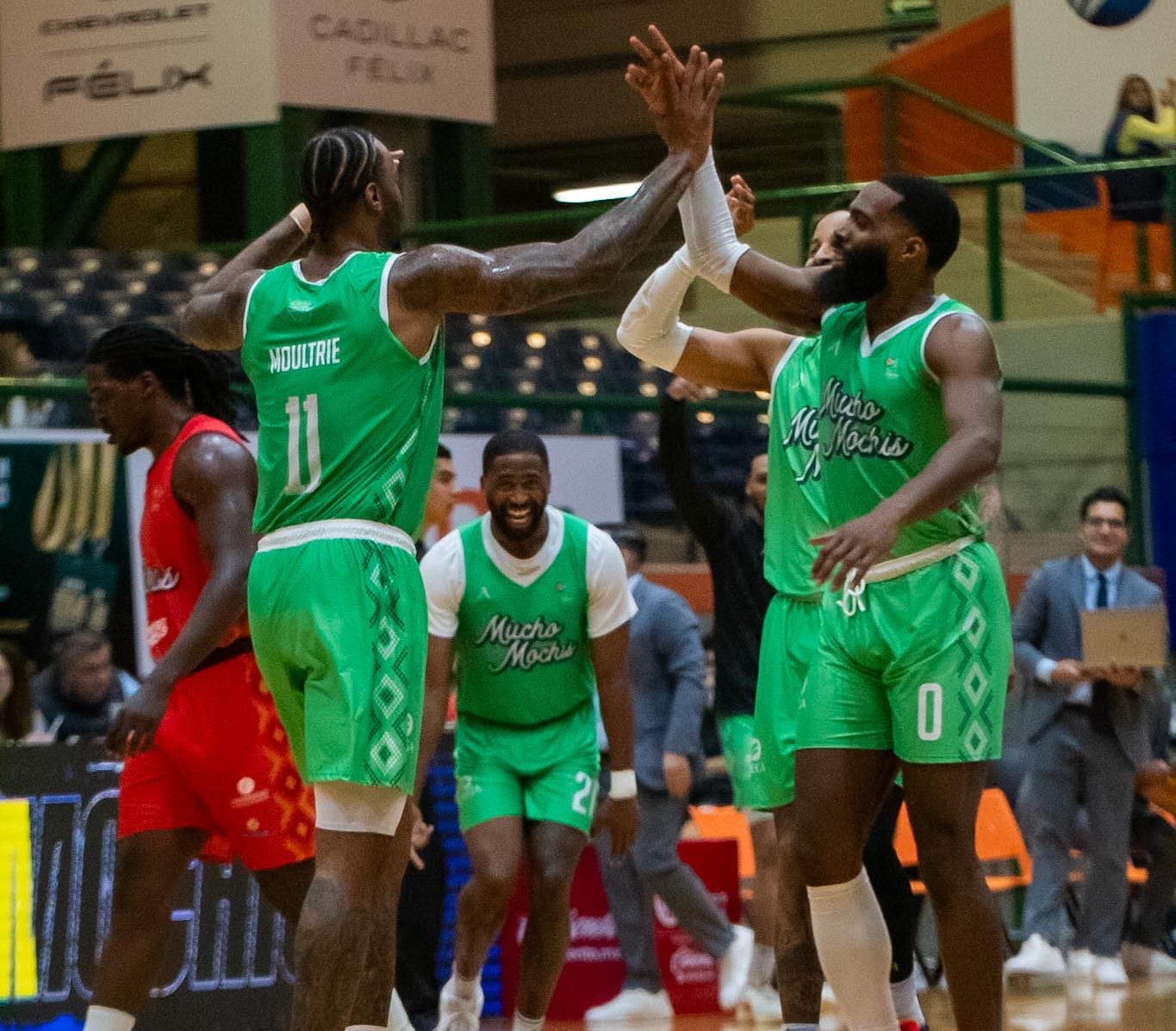 Pioneros barre a Frayles en casa y se mete a la pelea.